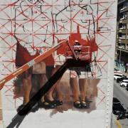 Mohamed L’Ghacham comença a donar forma al mural de 25 metres  al carrer Pintor Gumbau