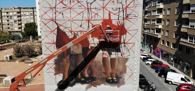 Mohamed L’Ghacham comença a donar forma al mural de 25 metres  al carrer Pintor Gumbau