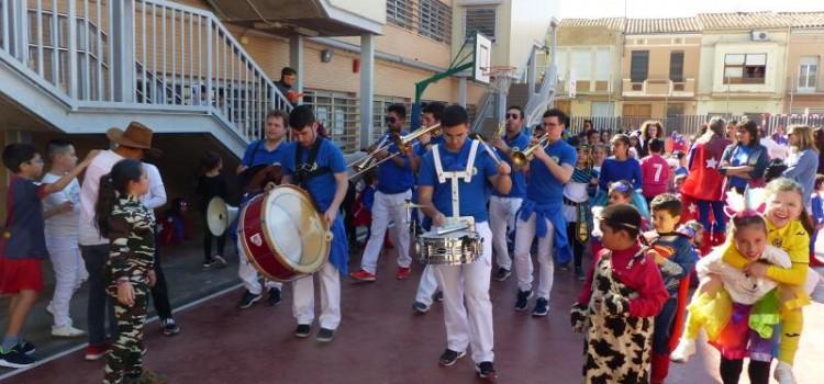 Carnestoltes ompli de color, disfresses i música el col·legi Pintor Gimeno de Vila-real