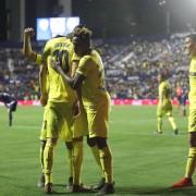 Dos gols en el descompte del Vila-real en el Ciutat de València trauen del descens a l’equip de Javi Calleja (0-2)