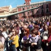 La Plaça Major s’ompli de gom a gom per a reivindicar la igualtat i dir basta a la violència de gènere 