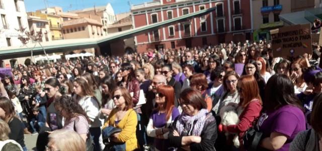 La Plaça Major s’ompli de gom a gom per a reivindicar la igualtat i dir basta a la violència de gènere 