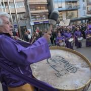 Guillermo Montesinos dóna el primer toc de la Setmana Santa de Vila-real en la Tamborrada Provincial