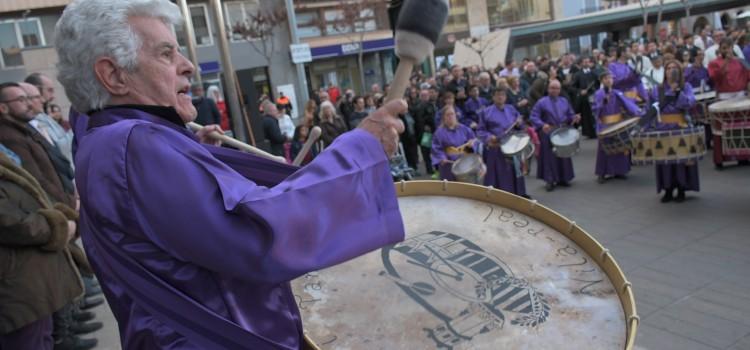 Guillermo Montesinos dóna el primer toc de la Setmana Santa de Vila-real en la Tamborrada Provincial