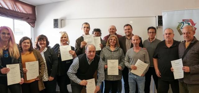 El taller per a majors de 45 anys de la Fundació Tots Units  es clausura amb 14 diplomats