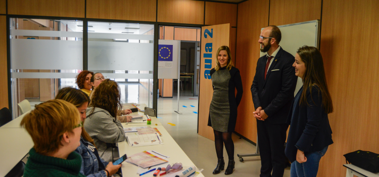 L’entrega dels diplomes posa el punt i final al curs de valencià per a pares i mares de Vila-real