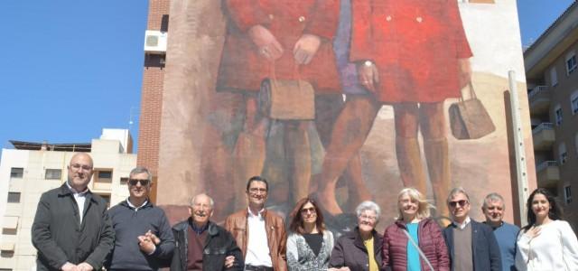 La familia Rius propietària de la fotografia ‘La mare’ visita el mural on està retratada