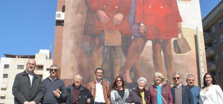 La familia Rius propietària de la fotografia ‘La mare’ visita el mural on està retratada