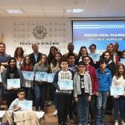 Irene Bedrina, Joan Rico i Claudia Prats recullen els diplomes de la XV  Convivència a les Aules