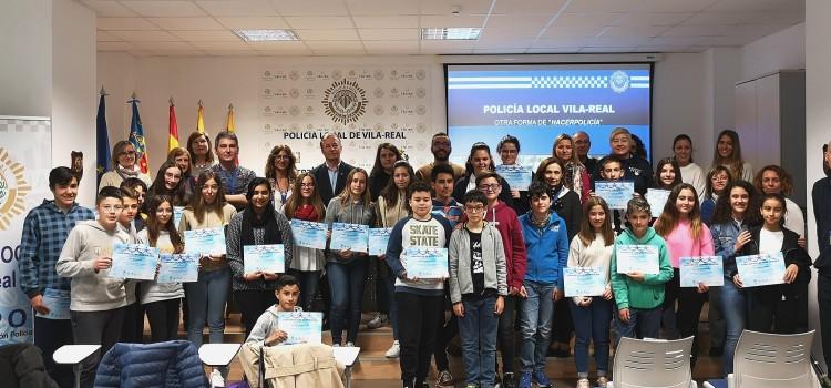 Irene Bedrina, Joan Rico i Claudia Prats recullen els diplomes de la XV  Convivència a les Aules