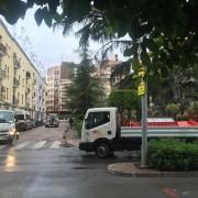 La Policia Local retira vehicles dels voltants de la Glorieta 20 de Febrer pel perill de caiguda d’arbres