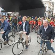 Desenes d’aficionats al ciclisme es reuneixen en la presentació del 72 Gran Premi Vila-real que ix demà amb catorze equips