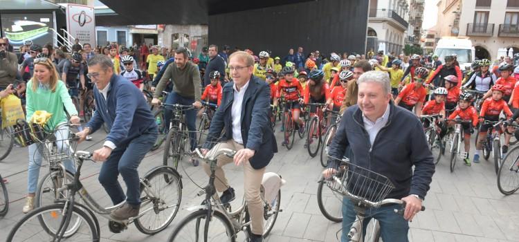 Desenes d’aficionats al ciclisme es reuneixen en la presentació del 72 Gran Premi Vila-real que ix demà amb catorze equips