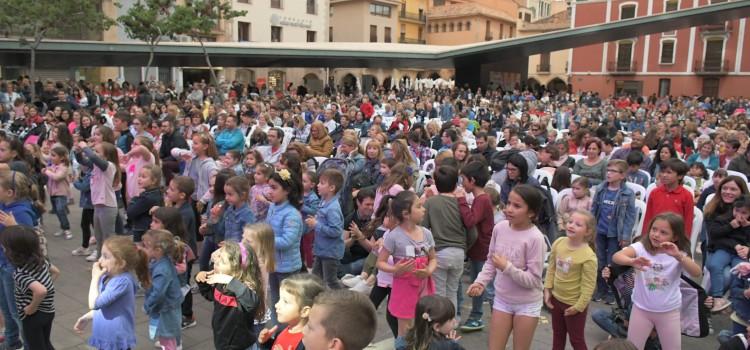 Jugant jugant apropa el ferrocarril als més menuts i el Cantajuegos fa vibrar la Plaça Major de Vila-real