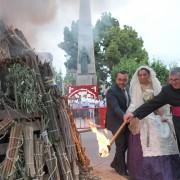 El poble de Vila-real honra amb milers de flors al patró i assisteix a la foguera que anuncia el dia de Sant Pasqual