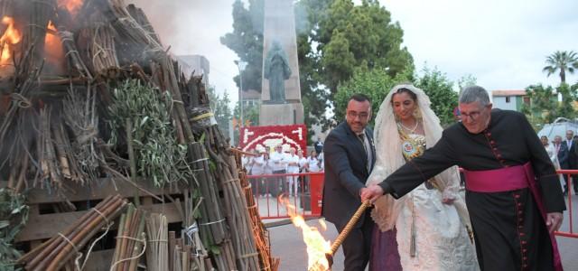 El poble de Vila-real honra amb milers de flors al patró i assisteix a la foguera que anuncia el dia de Sant Pasqual