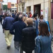 Llargues cues al centre de Vila-real per a aconseguir el llibret de festes de sant Pasqual 2019