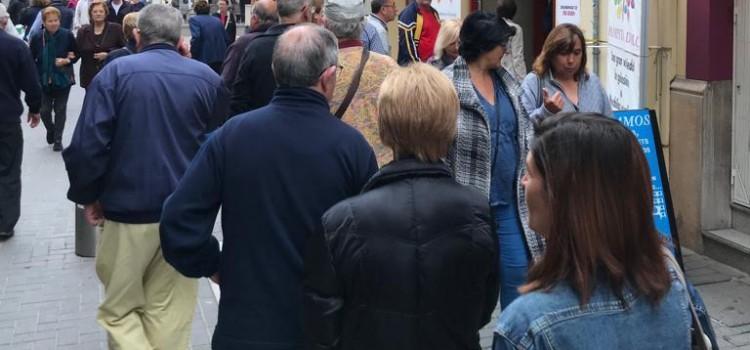 Llargues cues al centre de Vila-real per a aconseguir el llibret de festes de sant Pasqual 2019