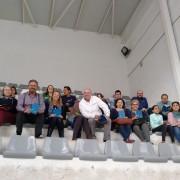 Les parelles lingüístiques van de visita guiada al Trinquet Municipal en l’equador del Voluntariat pel valencià 