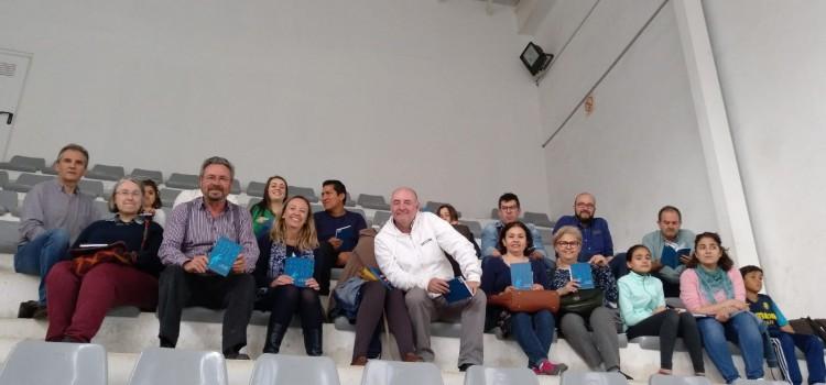 Les parelles lingüístiques van de visita guiada al Trinquet Municipal en l’equador del Voluntariat pel valencià 