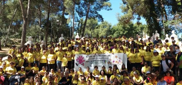 Centenars de persones participen en la II Marxa saludable familiar en benefici dels xiquets amb càncer