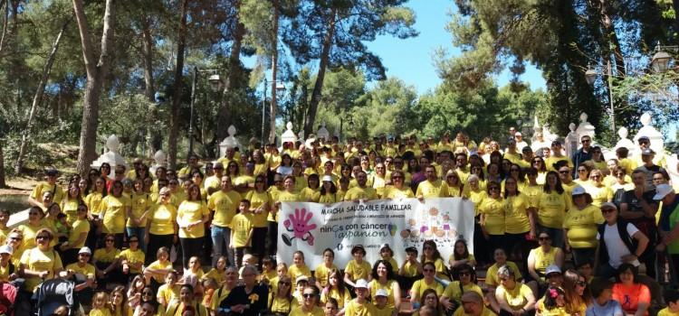 Centenars de persones participen en la II Marxa saludable familiar en benefici dels xiquets amb càncer