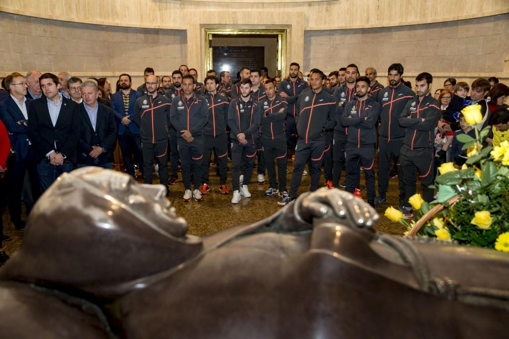 Foto familiar a l'interior de la Basílica, al costat de la tomba de Sant Pasqual. FOTO: VILLARREAL CF