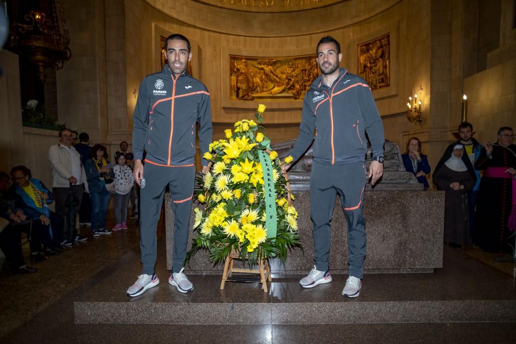 Bruno Soriano i Mario Gaspar, capitans del Villarreal, en l'ofrena floral al patró de la localitat. FOTO: VILLARREAL CF