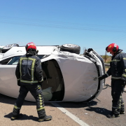 Accident múltiple amb tres vehicles implicats i dos persones ferides en la N-340 al seu pas per Vila-real