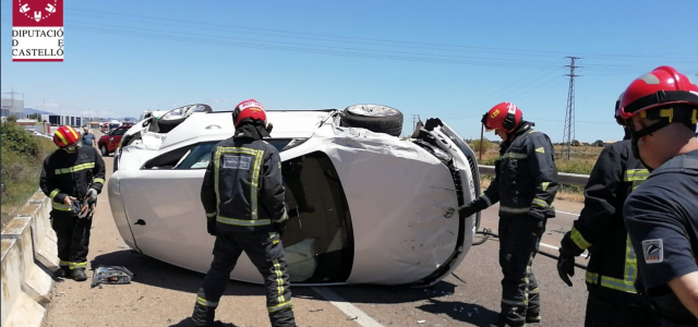 Accident múltiple amb tres vehicles implicats i dos persones ferides en la N-340 al seu pas per Vila-real