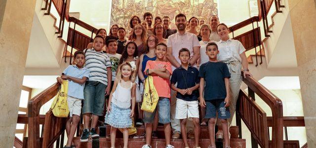 Els sis xiquets sahrauís que passaran les ‘vacances en pau’ coneixen l’Ajuntament