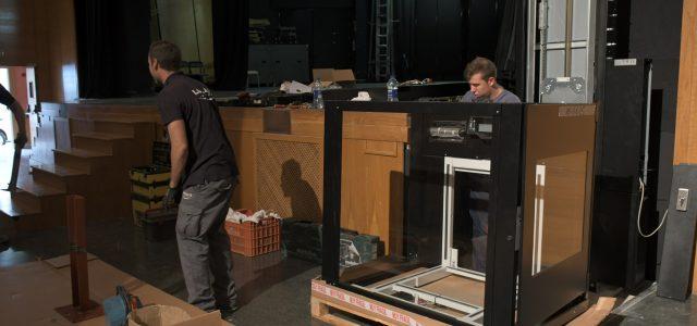 L’Auditori serà totalment accessible amb la instal·lació d’una plataforma elevadora per a pujar a l’escenari