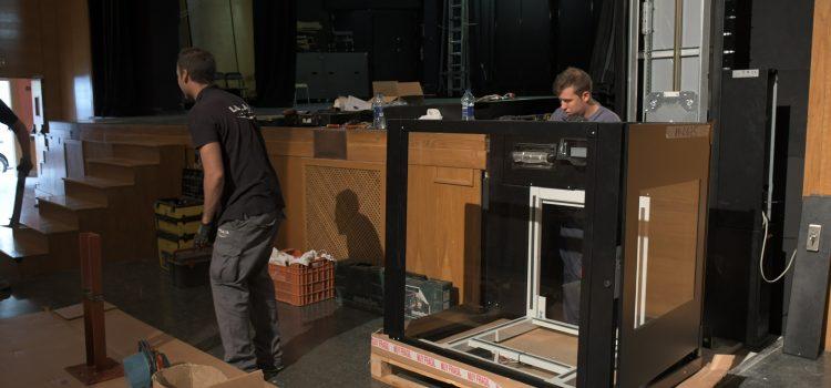 L’Auditori serà totalment accessible amb la instal·lació d’una plataforma elevadora per a pujar a l’escenari