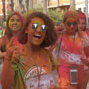 La II Marxa Holi Colors de Conquistando Escalones ompli de color i solidaritat els carrers de Vila-real en festes