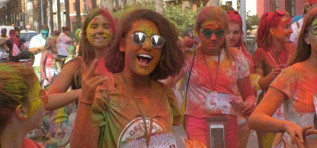 La II Marxa Holi Colors de Conquistando Escalones ompli de color i solidaritat els carrers de Vila-real en festes