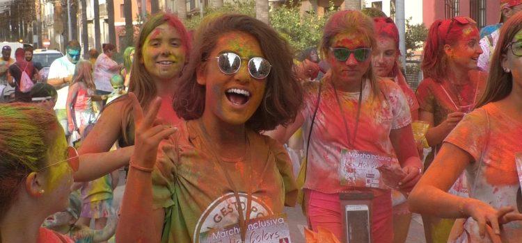 La II Marxa Holi Colors de Conquistando Escalones ompli de color i solidaritat els carrers de Vila-real en festes