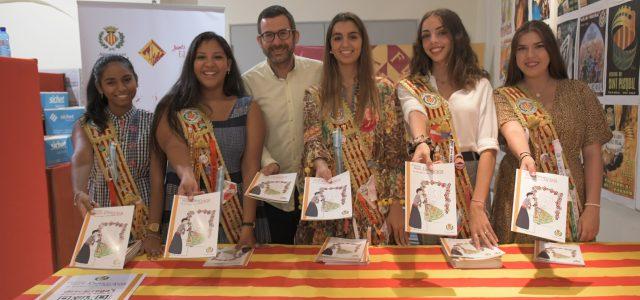 Reina i dames inicien el repartiment del llibret de festes de la Mare de Déu de Gràcia