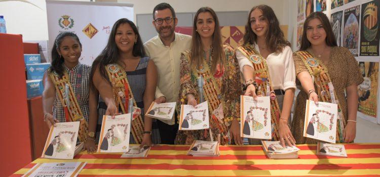 Reina i dames inicien el repartiment del llibret de festes de la Mare de Déu de Gràcia