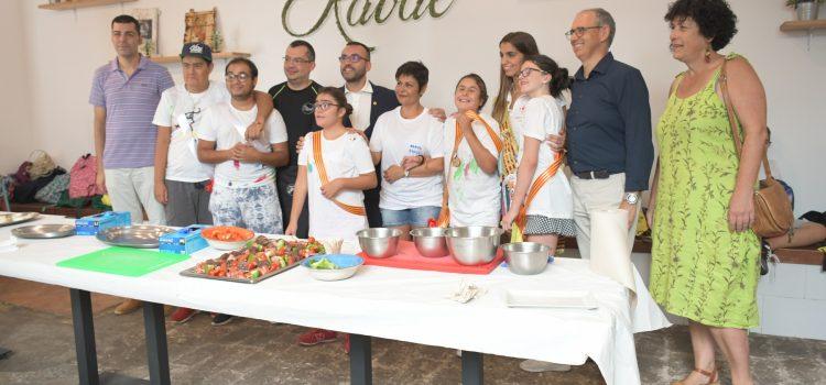 Els usuaris del Campus Natura conformen ‘penya XiCaEs’ i participen en un taller de cuina al Raval