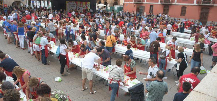 Prop de 500 persones elaboren allioli en la trobada prèvia a la segona Nit de Xulla d’Interés Turístic Provincial