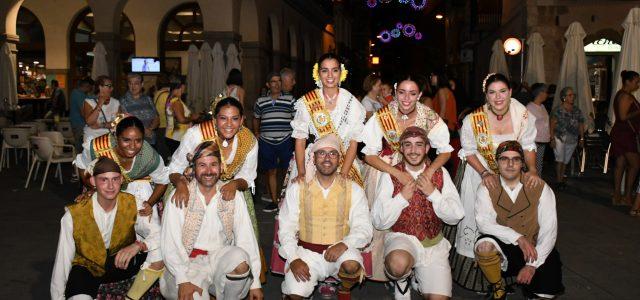 Reina, dames, alcalde i regidors mostren les seues habilitats amb el ball tradicional