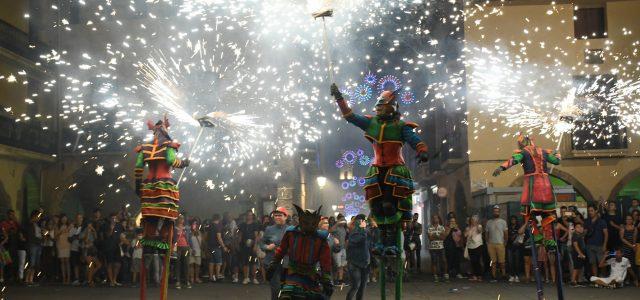La ‘Moreneta’ torna a l’Ermita fins a l’any que ve i Vila-real s’acomiada de les festes amb foc i color