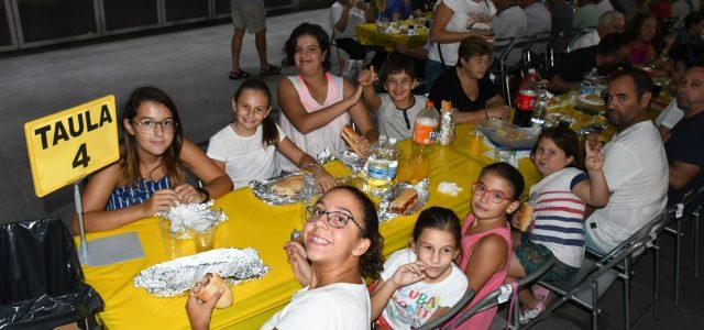 El macrosopar de veïns i veïnes reuneix a més de 1.200 persones a la plaça del Llaurador