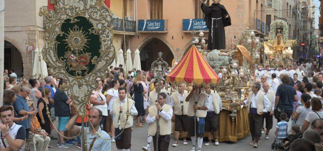 La Mare de Déu de Gràcia recorre els carrers de la ciutat amb sant Pasqual en una solemne processó