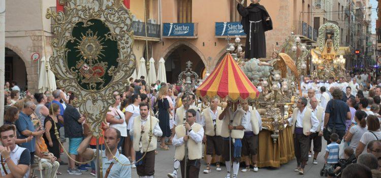 La Mare de Déu de Gràcia recorre els carrers de la ciutat amb sant Pasqual en una solemne processó