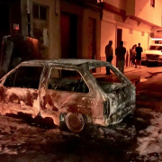 Un home ferit i dos vehicles calcinats en un incendi en un carrer de Vila-real