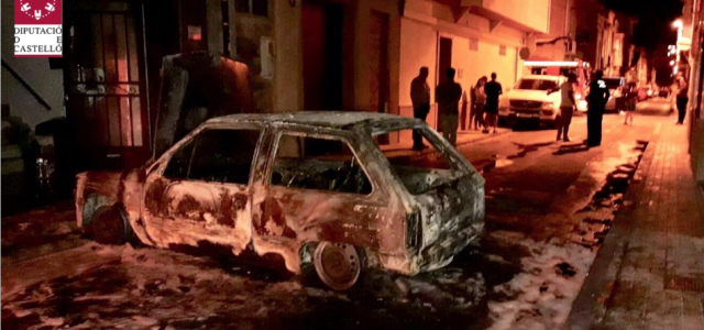 Un home ferit i dos vehicles calcinats en un incendi en un carrer de Vila-real