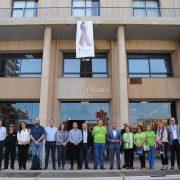 Vila-real se solidaritza amb el càncer de mama i desplega la pancarta amb el llaç rosa