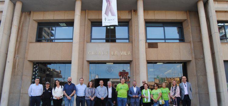 Vila-real se solidaritza amb el càncer de mama i desplega la pancarta amb el llaç rosa