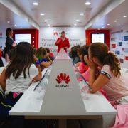 Benlloch anuncia un observatori sobre el bon ús de les TIC durant la visita de l’aula mòbil de Huawei